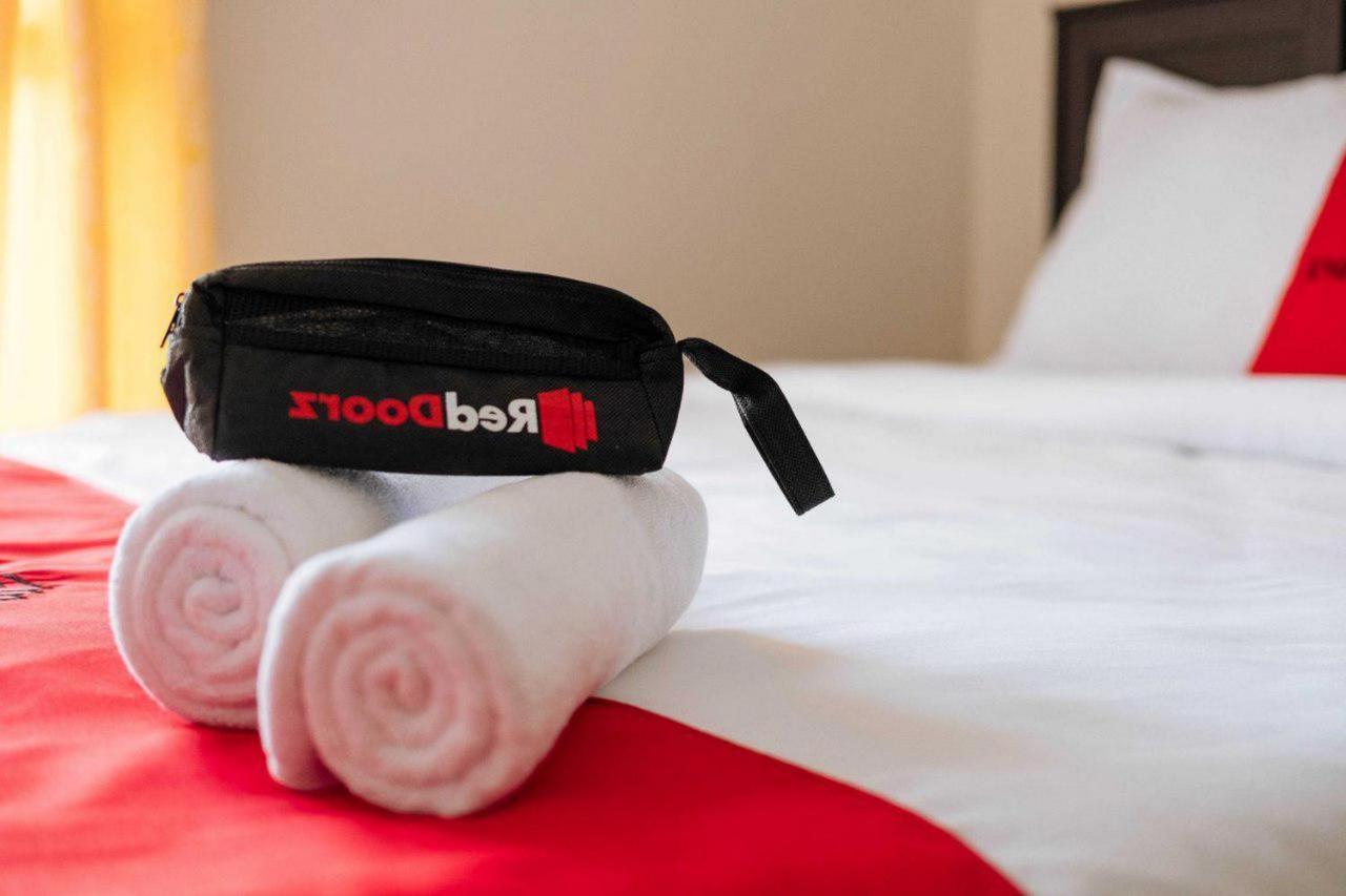 RedDoorz @ Jalan Brigjend Katamso Medan 2 Hotel Buitenkant foto