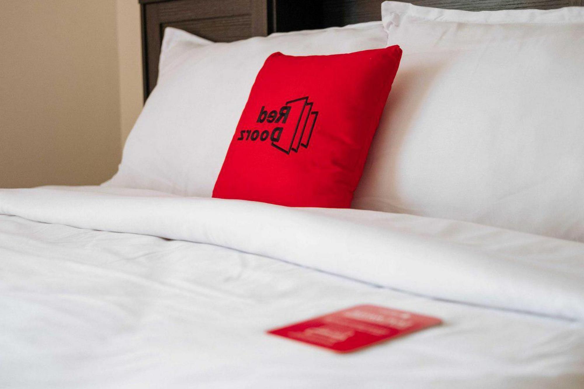 RedDoorz @ Jalan Brigjend Katamso Medan 2 Hotel Buitenkant foto