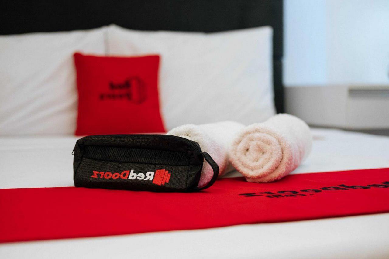 RedDoorz @ Jalan Brigjend Katamso Medan 2 Hotel Buitenkant foto
