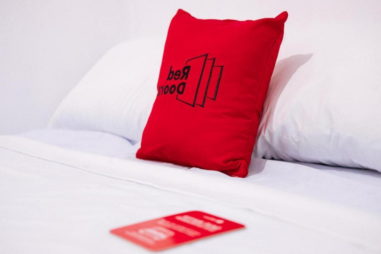 RedDoorz @ Jalan Brigjend Katamso Medan 2 Hotel Buitenkant foto