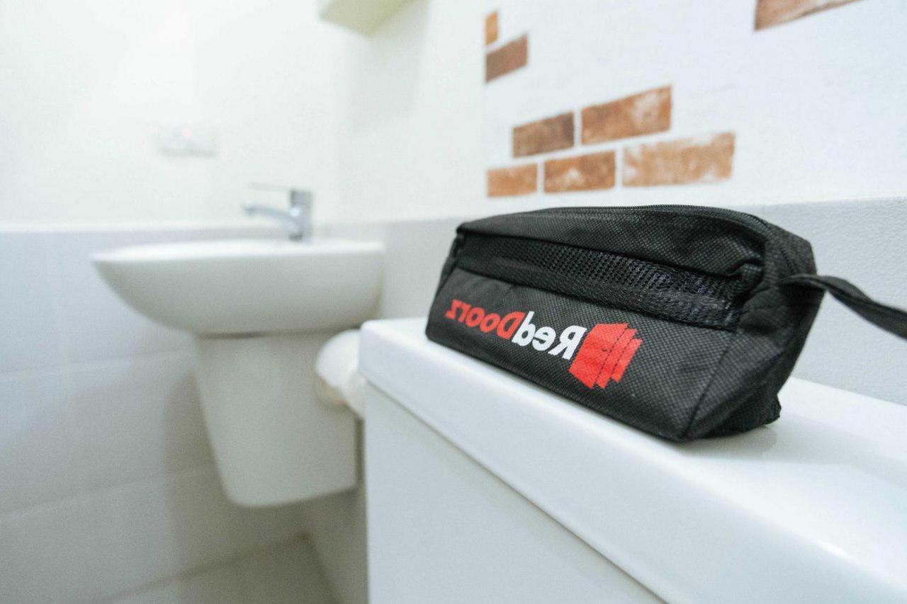RedDoorz @ Jalan Brigjend Katamso Medan 2 Hotel Buitenkant foto