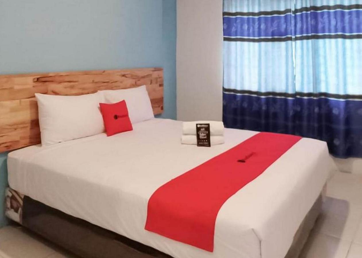 RedDoorz @ Jalan Brigjend Katamso Medan 2 Hotel Buitenkant foto