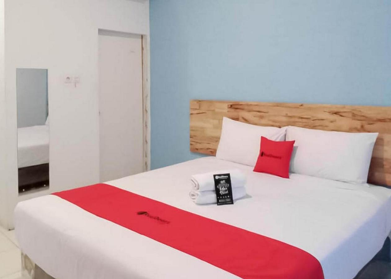 RedDoorz @ Jalan Brigjend Katamso Medan 2 Hotel Buitenkant foto